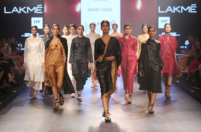 Indian Textiles Took Centre-Stage On Day 2 Of Lakmé Fashion Week!