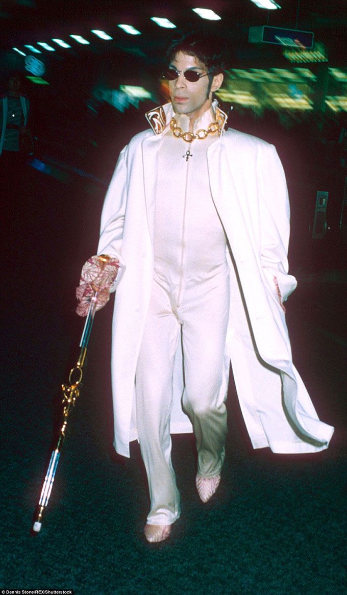 Prince, walking into the launch of VH1 music channel. Pic: Prince.org