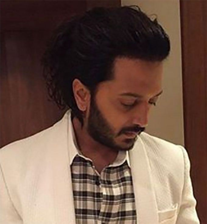 Riteish Deshmukh Does A Style Throwback With This Suit At TOIFA 2016