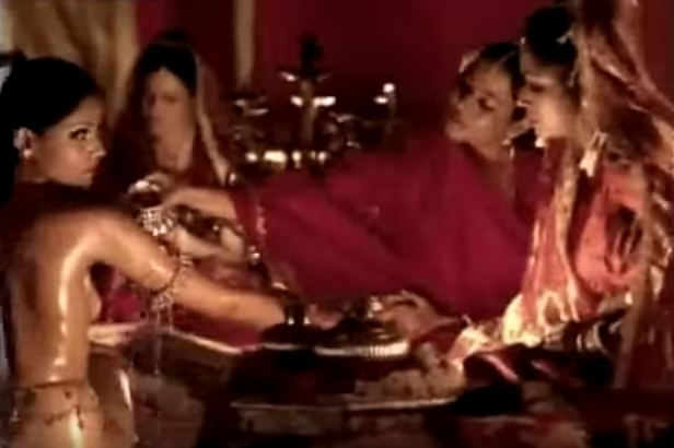 This Hot Bipasha Basu & Vivek Oberoi Ad Was Banned Because Of The Nude Scenes