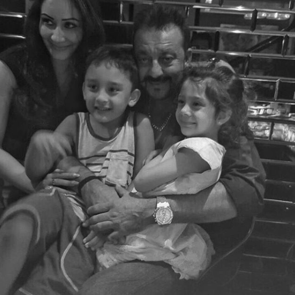 Sanjay Dutt Shared An Adorable Family Photo With His Wife & Kids