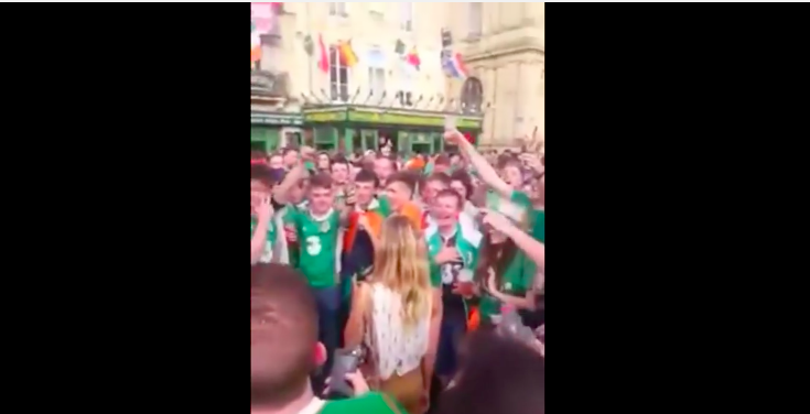 A Huge Group Of Men Surrounded A Girl & Did The Most “Magical” Thing
