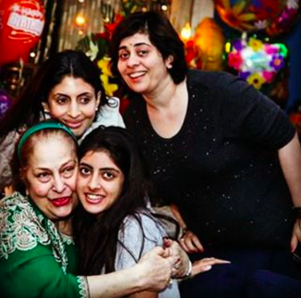 Photo: Navya Naveli &#038; Shweta Bachchan Nanda Strike An Adorable Pose With Family