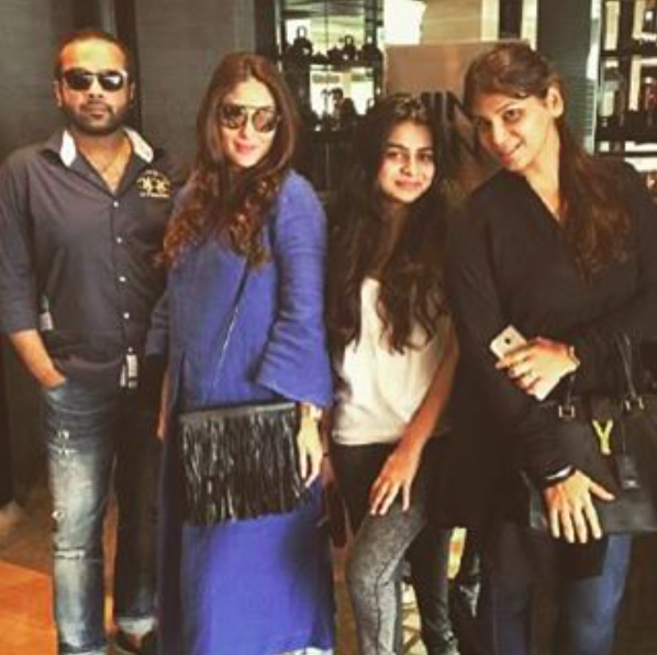 Photos: Kareena Kapoor Khan Looks Gorgeous As She Catches Up With Her Friends Over Lunch