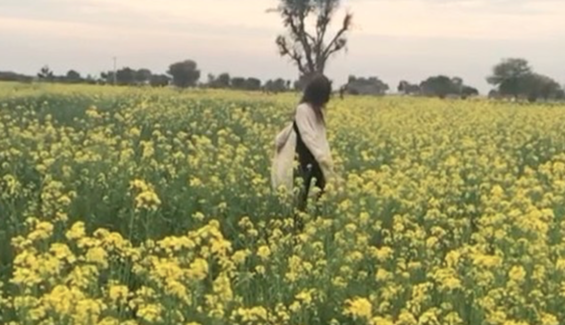 Video: Mahira Khan Re-Lives Her Bollywood Moment In Full DDLJ Style