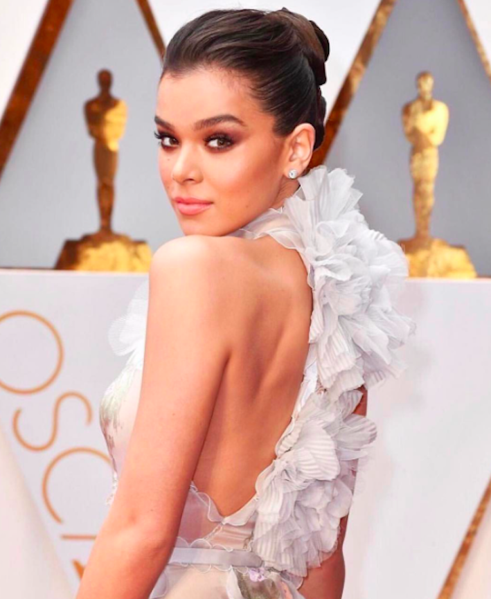 Take A Closer Look At Hailee Steinfled’s Oscars Dress