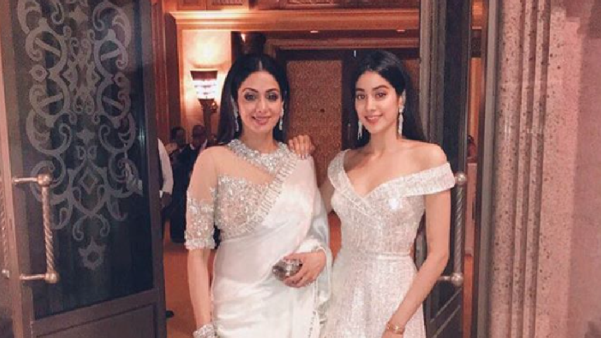 Sridevi And Her Daughter Jhanvi Kapoor Look Like Twins In This New Photo!