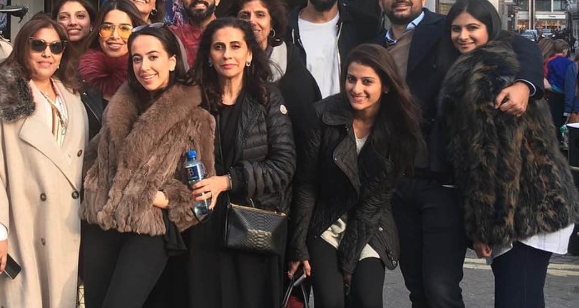 Sonam Kapoor & Rhea Kapoor Pose With Their Boyfriends In This Family Photo
