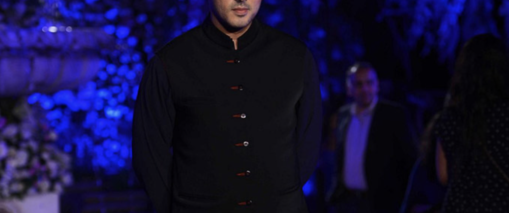 Photo: This Bollywood Actor Recollects The First Time He Met His Wife 22 Years Ago!