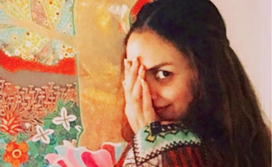 Photo: Mommy-To-Be Esha Deol Flaunts Her Baby Bump And Looks Just Like Her Mum