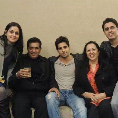 Sidharth Malhotra with his family | Source: Instagram |