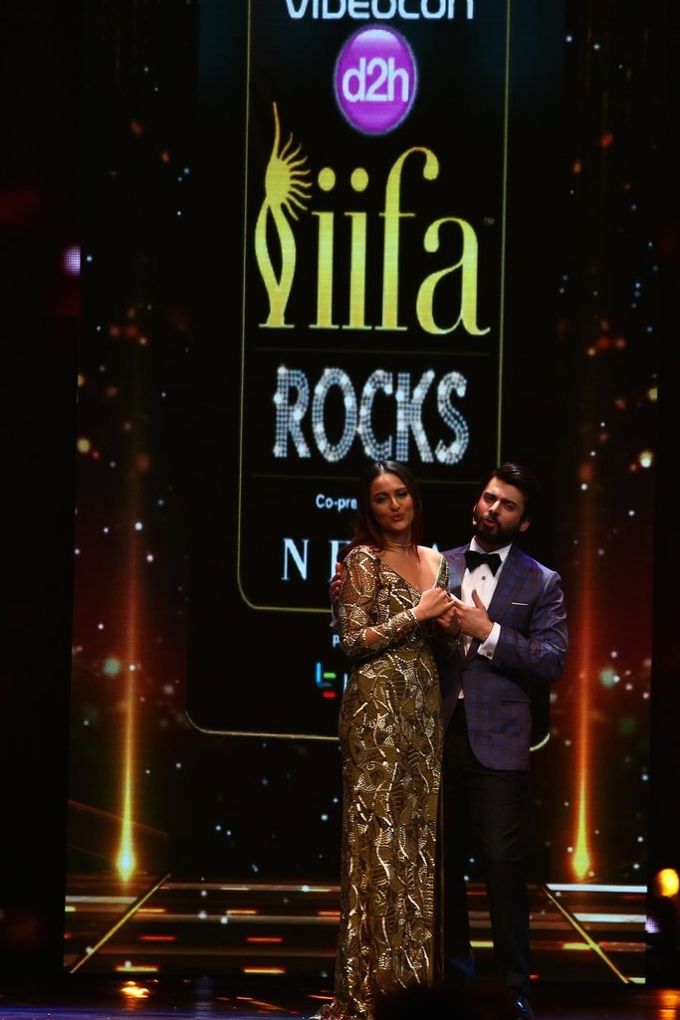 Sonakshi Sinha with host Fawad Khan at Videocon d2h IIFA Rocks 2016 in Madrid