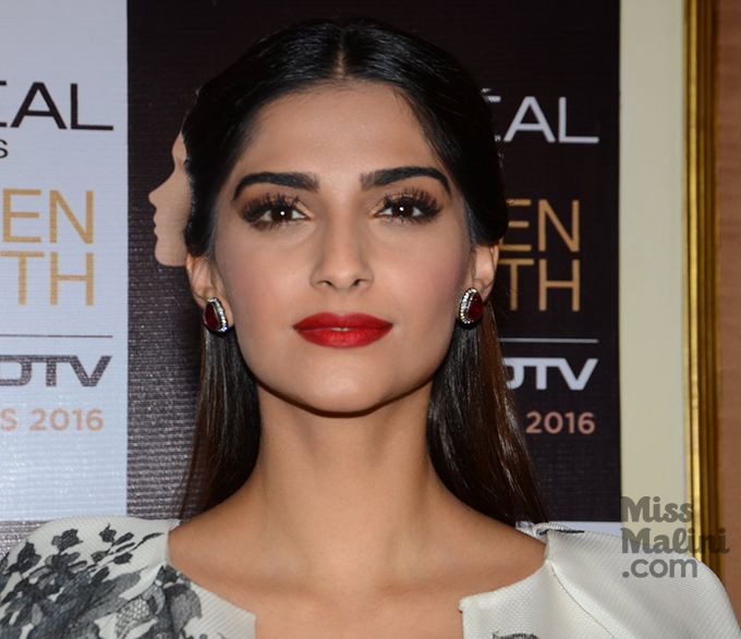 Sonam Kapoor Shows Off A Great Way To Wear A Cape!