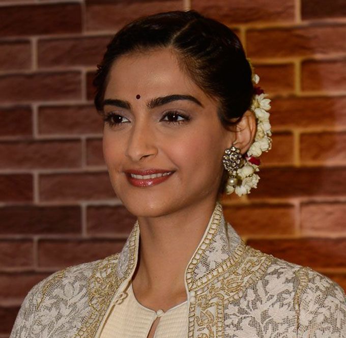 Sonam Kapoor Pulls Another Contemporary Yet Classic Look Out Of Her Hat!