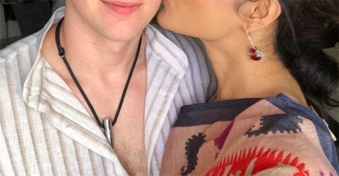 Aashka Goradia Posted A Selfie Of Her Kissing Her Boyfriend – With A Cute Caption!