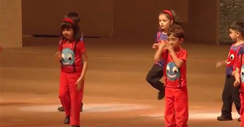 Adorable Video: Aaradhya Bachchan &#038; Azad Rao Khan Perform At Their School’s Annual Function