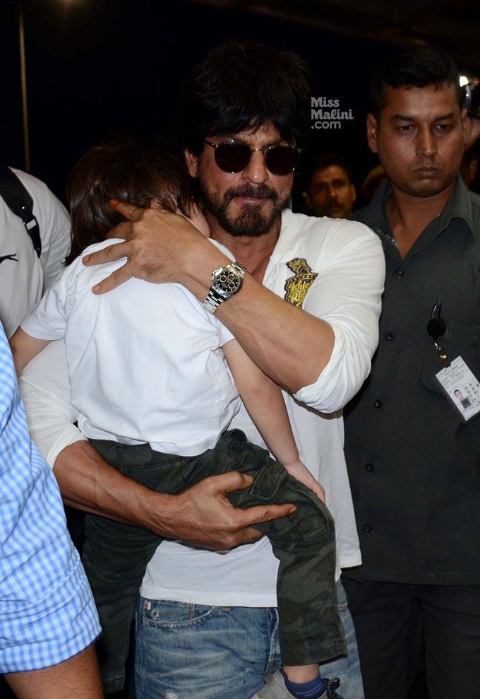 Shah Rukh Khan Posted A Photo Of AbRam Playing – And The Caption Will Make You Laugh