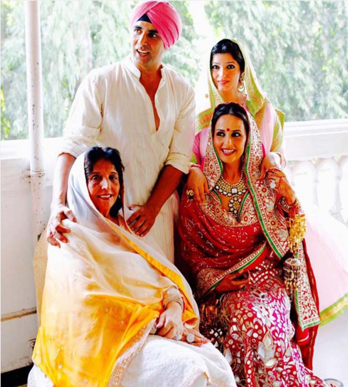 Photo Alert: Akshay Kumar Celebrates Women’s Day With His Mother, Wife &#038; Sister!