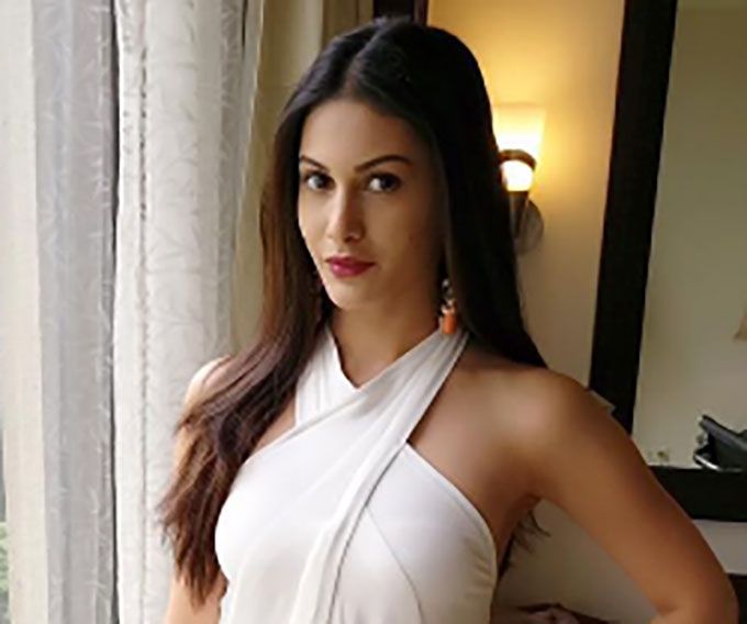 Amyra Dastur Bags Some Golden Points For This Look!