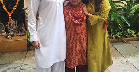 Photo Alert: Aishwarya Rai &#038; Abhishek Bachchan Pose With Dalbir Kaur
