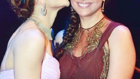 This Photo Of Urvashi Rautela Kissing Lara Dutta Is Super Adorable!
