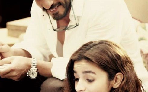 Uff! The Way Shah Rukh Khan Looks At Alia Bhatt In This New Still From Dear Zindagi…