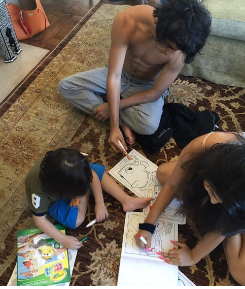 Here’s The Thing You Probably Didn’t Notice In Aryan, Suhana &#038; AbRam’s Colouring Photo