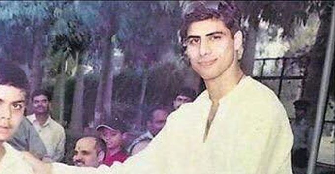 This Vintage Photo Of A Young Virat Kohli Receiving An Award From Ashish Nehra Is Going Viral!