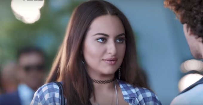 VIDEO: Sonakshi Sinha Just Helped A Random Guy Out In An Unusual Way!