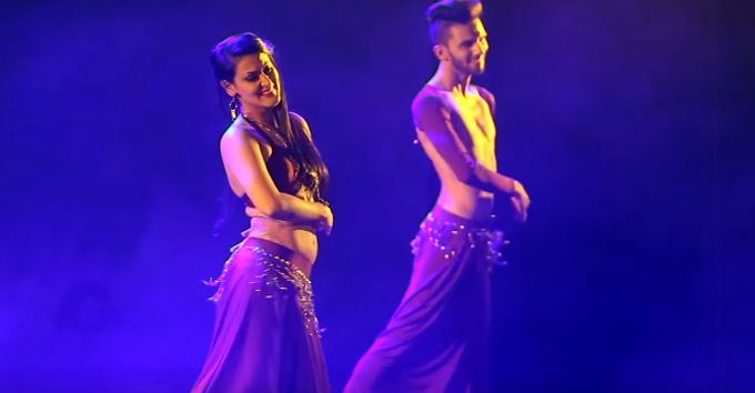 VIDEO: This Couple Belly Dancing To ‘Tujhe Dekha Toh Ye Jana Sanam’ Is Winning The Internet!