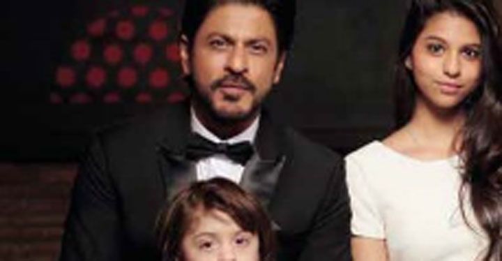 Shah Rukh Khan, Gauri, Aryan, Suhana &#038; Abram Make A Stunning Family Portrait