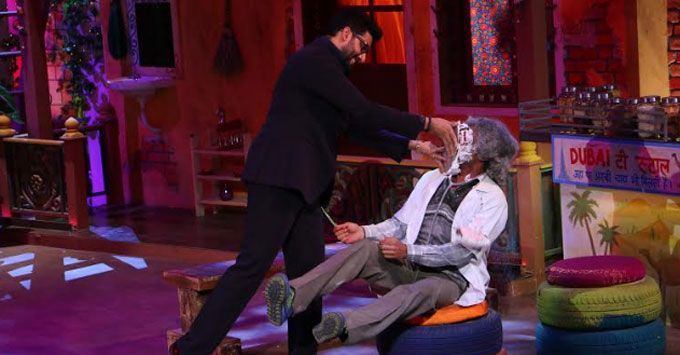 WATCH Abhishek Bachchan Take Sunil Grover’s Case For Flirting With Aishwarya Rai Bachchan!