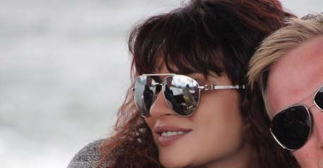 After Ending Her 10 Year Long Relationship, Aashka Goradia Finds Love Again!