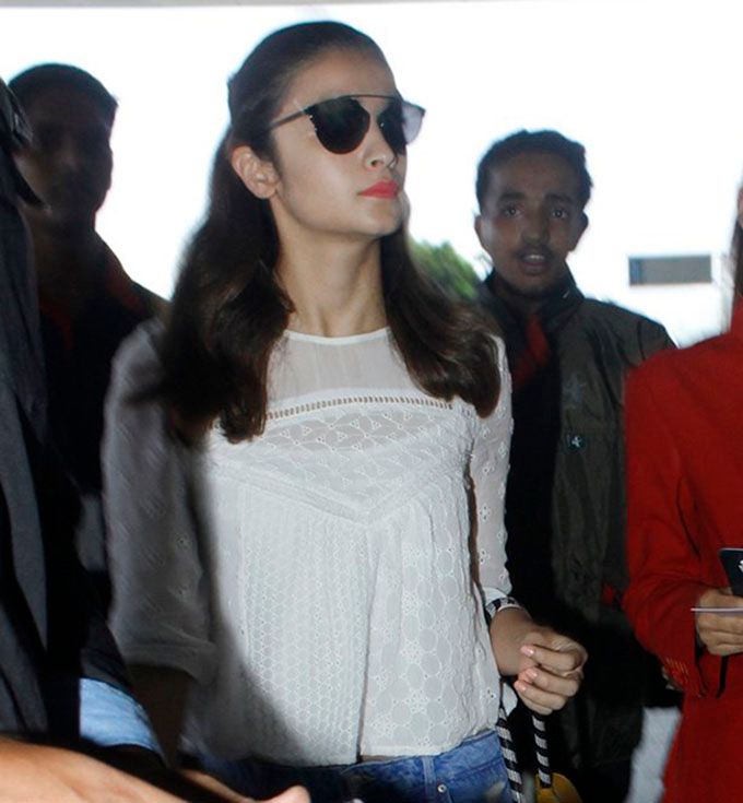 Alia Bhatt Elevated Her Basic Look With A Not-So-Basic Bag!
