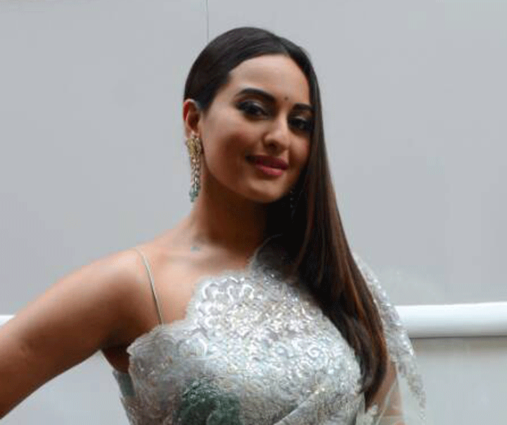 Sonakshi Sinha’s Lace Sari Is What Dreams Are Made Of