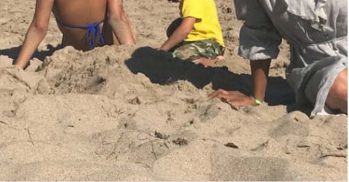 Check Out This Photo Of Gauri, AbRam & Suhana Khan Chilling On A Beach In LA
