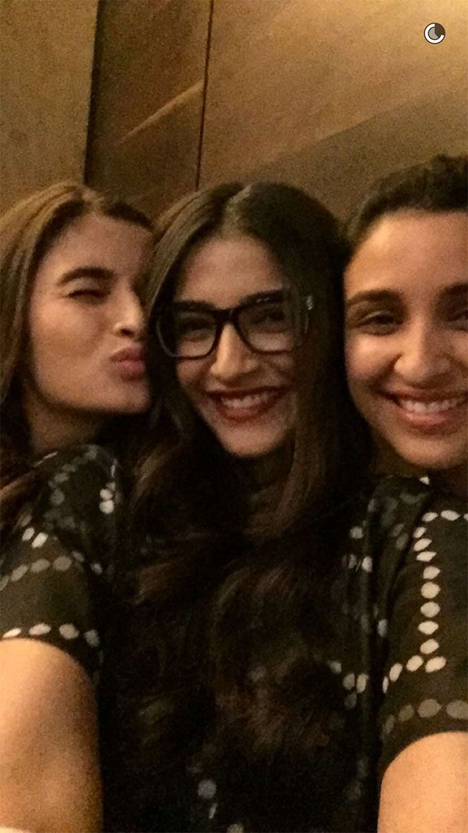 Photo Alert: Alia Bhatt, Sonam Kapoor &#038; Parineeti Chopra Take A Fun Selfie!