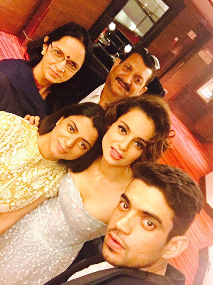 Selfie Alert: Kangana Ranaut &#038; Her Family After Her National Award Win
