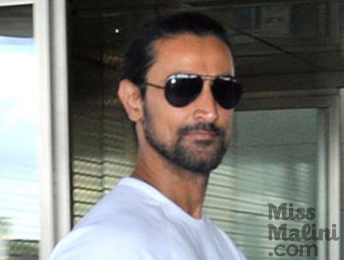 Damn! Kunal Kapoor Aces Both Dressed Up And Dressed Down Style Like A Pro!