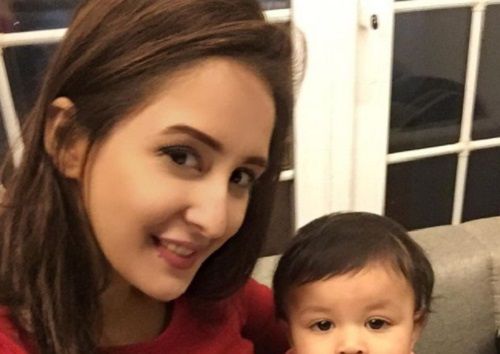 21 Super Cute Photos Of Indian TV’s Yummy Mummy Chahatt Khanna With Her Baby Girl