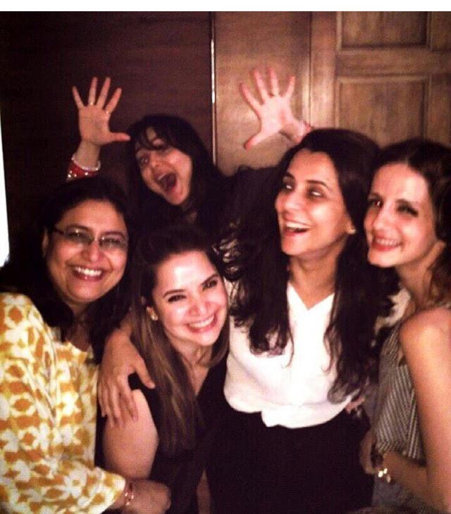 Preity Zinta, Sussanne Khan with their girlfriends | Source: Instagram |