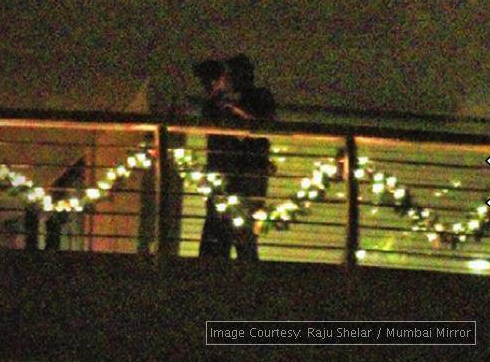 Awww! Ranbir Kapoor & Katrina Kaif Steal A Kiss On Their Balcony!
