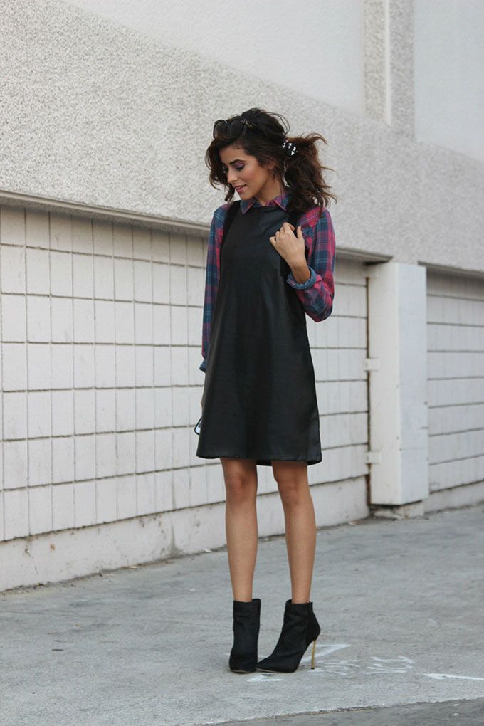 Collared shirt look great when you wear them under a black or white shift dress. Pic - sazan.blogspot.com