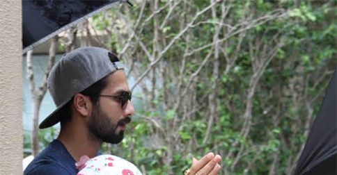 The First Photos Of Shahid Kapoor Holding His Newborn Daughter Are Here!