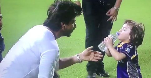 We Can’t Deal With How Cute This Video Of SRK &#038; AbRam Playing With Water Is