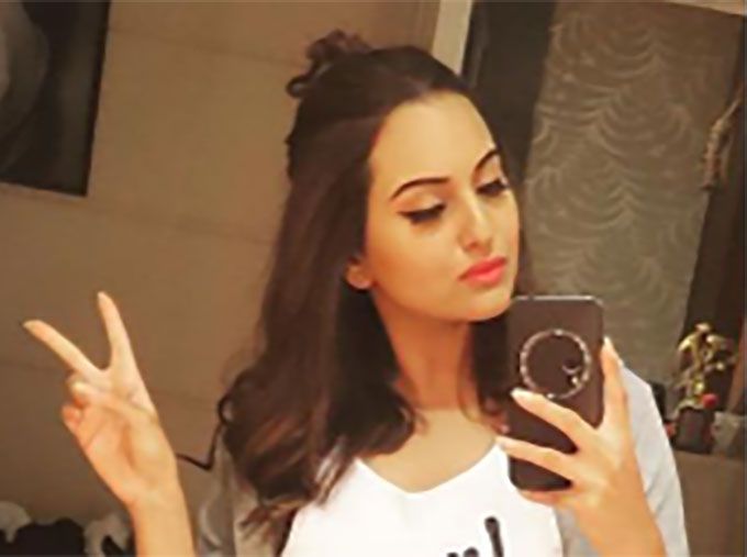 Sonakshi Sinha Looks Ultra Cool In Her Casuals!