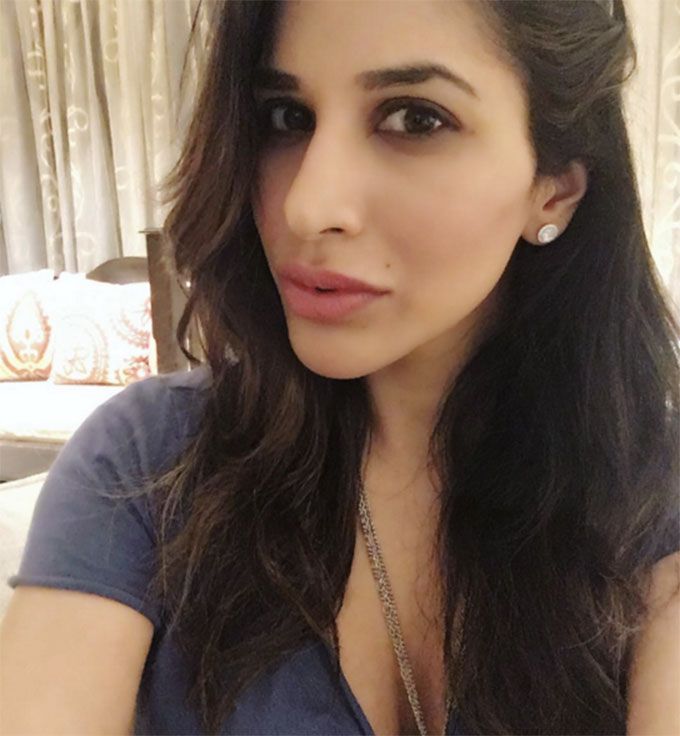 Sophie Choudry’s Airport Look Features Quite A Few Of Our Favourite Things!