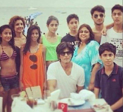 Photo: Shah Rukh Khan, Suhana, Aryan & Navya Naveli Chilling By The Beach