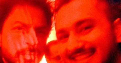 Selfie Alert! Shah Rukh Khan &#038; Yo Yo Honey Singh Are Friends Again