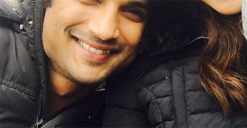 Aww! Sushant Singh Rajput &#038; Kriti Sanon Pose For An Adorable Selfie